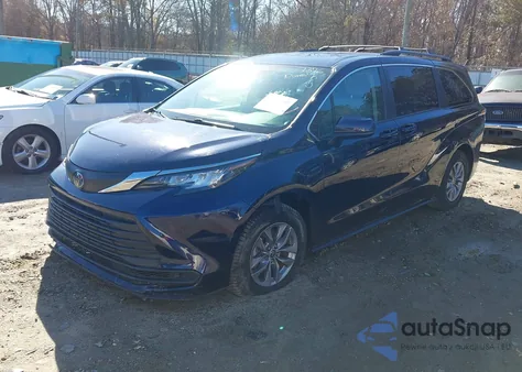 2022 Toyota Sienna Le z USA, uszkodzony, nr VIN 5TDKRKEC8NS077376